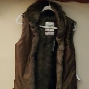 NWT Abercrombie & Fitch Vest with faux fur